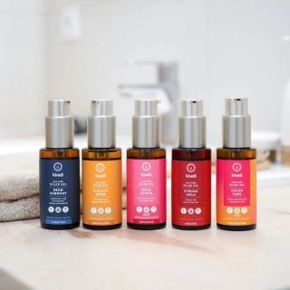 KHADI VLASOVÉ OLEJE Prostredníctvom vlasových olejov KHADI môžete účinne pestovať svoje vlasy a trvalo zlepšiť ich...